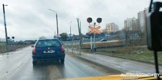На популярном переезде в Гродно убрали знак "СТОП", но водители тормозят по привычке