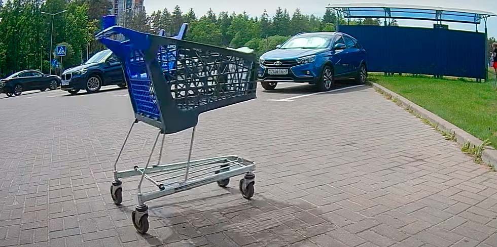 Тележка – реальная опасность на парковках гипермаркетов. Кто будет отвечать в случае чего?