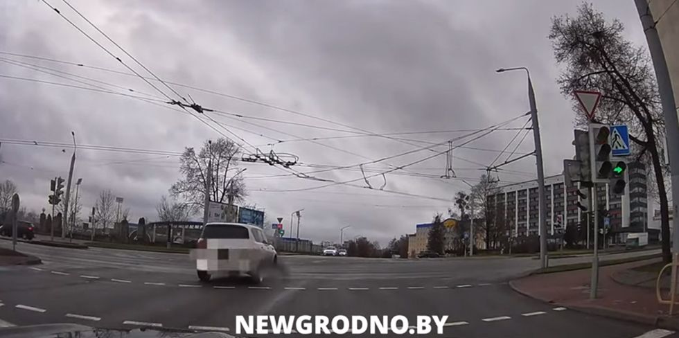 "Перепутал направление стрелки?": в Гродно на видео попал странный и опасный маневр водителя Infiniti