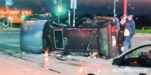 Жесткая авария в Ольшанке: от удара VW Passat опрокинулся на бок