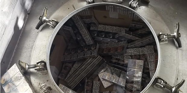 На литовскую границу из Беларуси приехал грузовик с цистерной, а в ней – сигареты на миллион евро