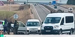 На трассе М6 ОМОН задержал мужчин: ранее они запускали дрон в погранзоне и оказали сопротивление пограничнику. Им грозит до 7 лет