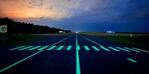 В Беларуси появилась дорога, где разметка светится зеленым! "Заряжается" от света фар