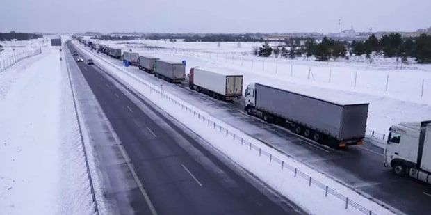 После ограничений очередь грузовиков на въезд в Беларусь из Польши выросла до 60 километров