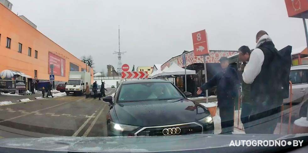 "Покрутил пальцем у виска и показал неприличный жест": на парковке ТЦ "OldCity" трое мужчин уговаривали водителя открыть проезд