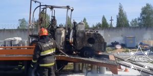 Разметочный автомобиль дорожников загорелся в Слониме – рабочий в реанимации. Обновлено: парень не выжил