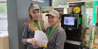 Не можете навестить маму в праздник? Отправьте ей открытку. На АЗС проходит акция