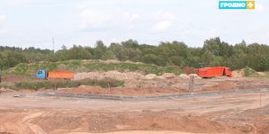 40 самосвалов, 10 экскаваторов, 3 бульдозера. На какой стройке Гродно работает столько техники?