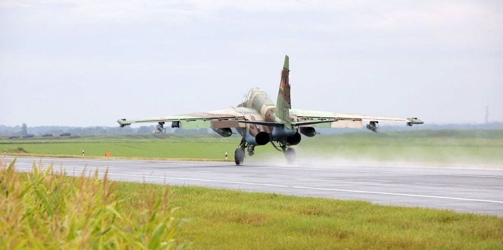 На трассу М-1 сегодня сели самолёты. Последний день учений в Беларуси