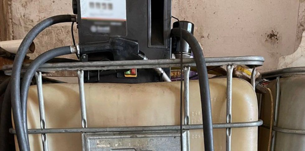 За два месяца водитель слил 5500 литров топлива. К делу подошел с размахом