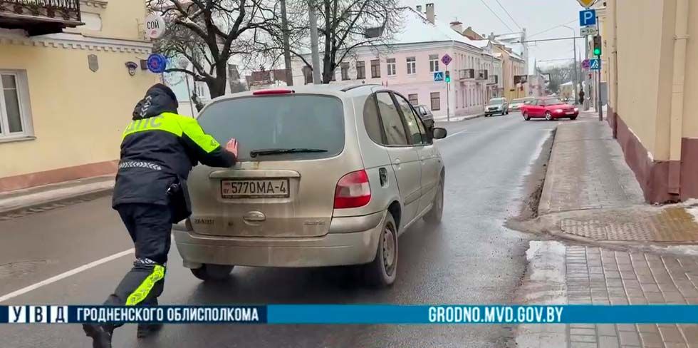 Сотрудники ГАИ Гродно засняли, как помогли водителю «закипевшего» автомобиля