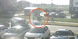 Мужчина на электросамокате сбил отца с дочкой на тротуаре в Гродно - есть травмы. Видео