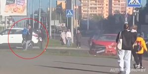 Задача номер 1 – спасти ребенка. Посмотрите, как в Гродно сразу после ДТП действует отец