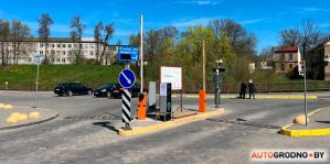 На платной парковке в центре Гродно поднялись шлагбаумы и потухло табло. Что это значит?