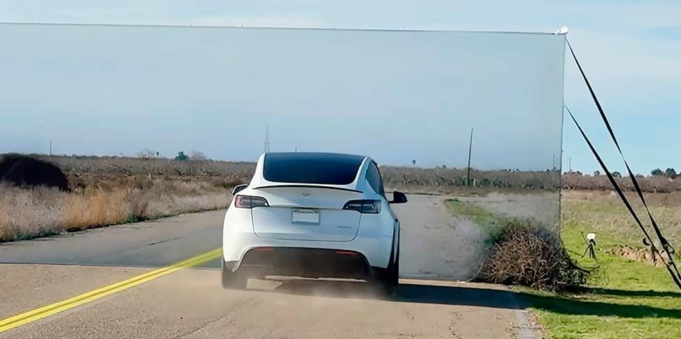 Блогер обманул автопилот Tesla: поставил на дороге стену с картиной и поехал прямо в нее. А как поступит Lexus?