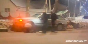В Гродно водитель, с которым ехал ребенок, врезался в AUDI, стоящую перед ним в полосе