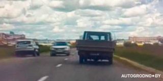 Один из самых опасных обгонов в Гродно за последнее время попал на видео