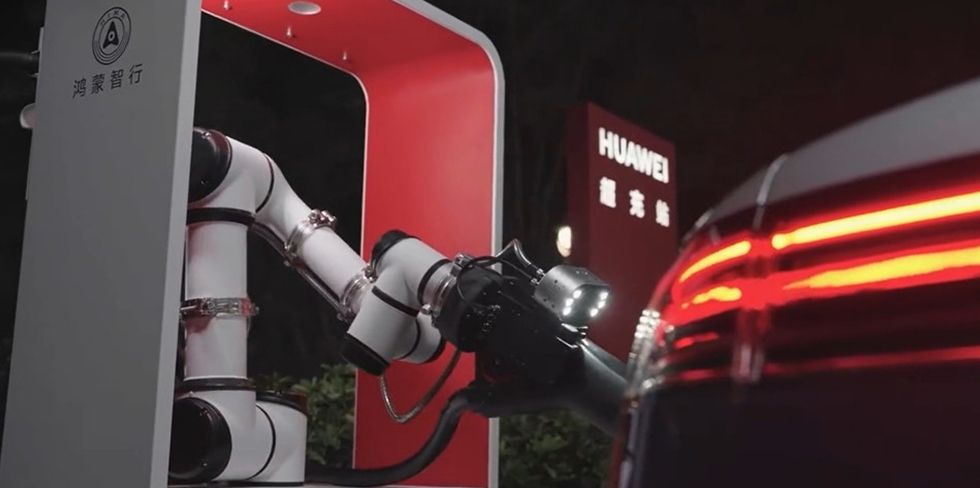 Человек не нужен. Компания Huawei представила автоматическую зарядку для электромобилей