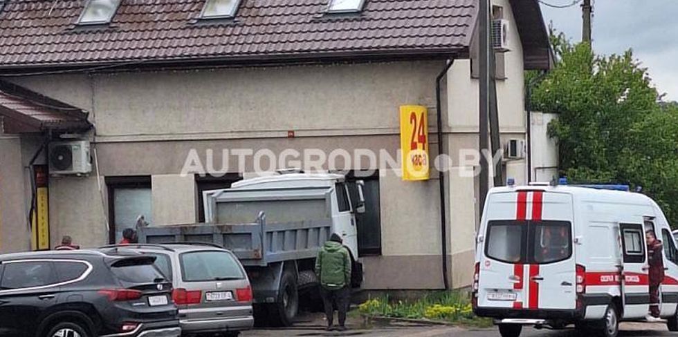 В Гродно грузовик въехал в стену продуктового магазина