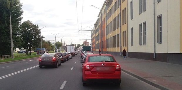 Во время затора у Табачной фабрики нервы у одного водителя не выдержали и он позвонил в ГАИ. Что там ответили?