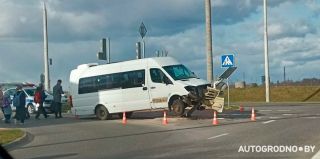 В Гродно маршрутка повисла на столбе от светофора