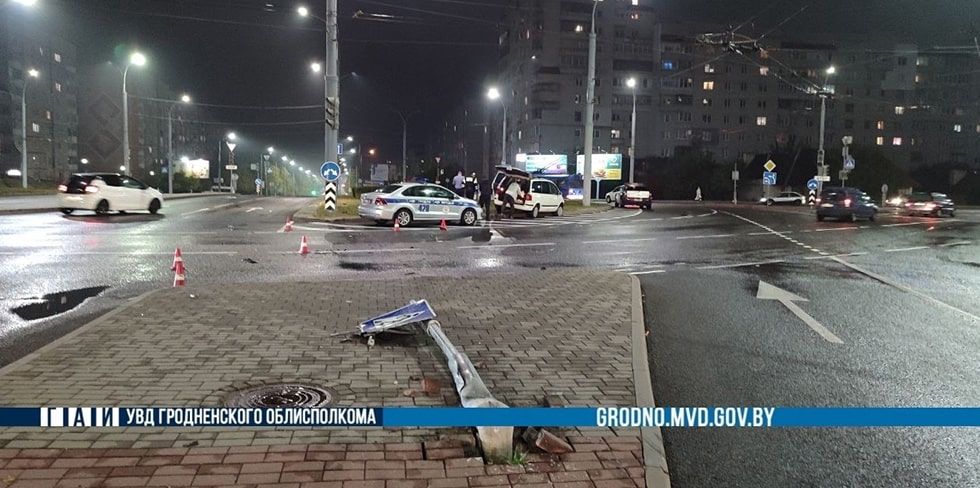 На Дубко Seat снес светофор: водителю стало плохо