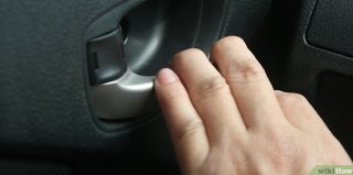 В Гродно мужчина проснулся в салоне запертого авто: "Людей нет, денег нет..." Позвонил в милицию