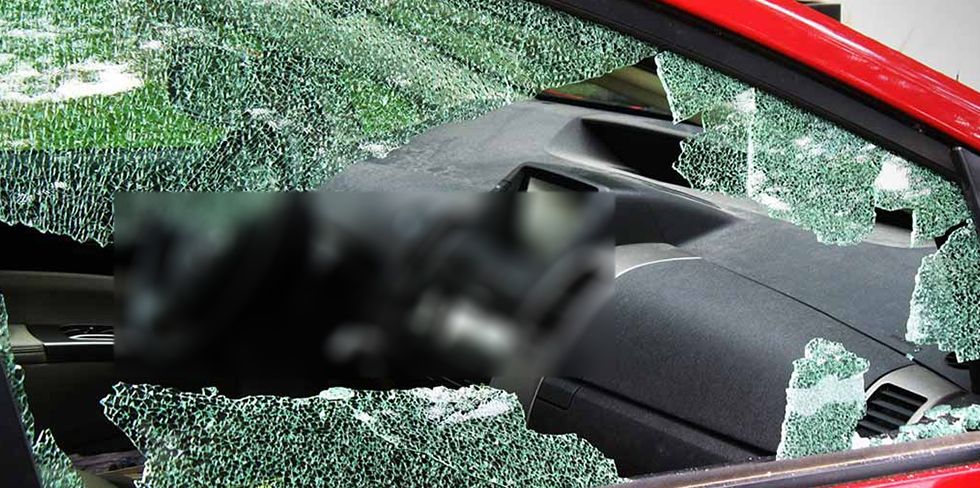 Муж разозлился на жену и разгромил автопарк соперника. Под горячую руку попали два автомобиля и мотоцикл