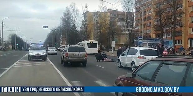 Сегодня утром на пешеходном переходе у универсама "Брест" сбили женщину