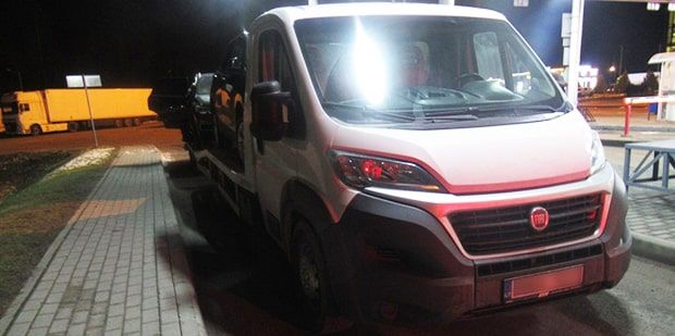 На границе под сиденьем Шевроле обнаружили подозрительное вещество. Пограничники водителям: "Тщательней проверяйте салон"