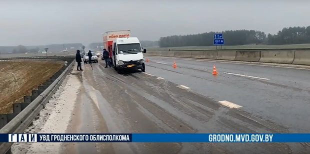 На М6 маршрутка на "лысой" резине въехала в отбойник