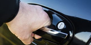 Пока Renault находился в починке, нашелся парень, который угнал авто и перевернул его на крышу