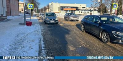 В Островце пожилая женщина шагнула на переход, а пожилой водитель ее не заметил