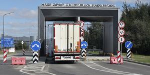 "Раствор клейкий, потом к машине вся пыль липнет": что говорят о дезинфекции на границе водители