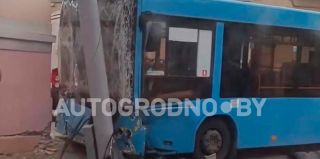 Жесткая авария в центре Гродно: автобус "впечатался" в здание