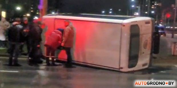 Маршрутка с людьми столкнулась с такси и опрокинулась. Девятовка / Гродно