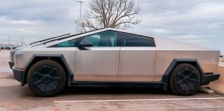 Несколько владельцев Tesla Cybertruck жалуются на появление на нем пятен ржавчины, хотя у него кузов из нержавеющей стали