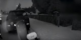 Как привлечь внимание инспекторов ГАИ? Парень из Квасовки смог: ранним зимним утром он ехал на электроскутере без шлема