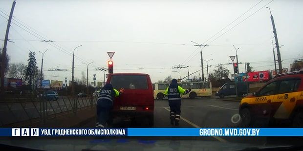 На кольце филармонии из-за севшего аккумулятора застрял бус. Два инспектора ловко убрали его с дороги. Видео