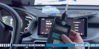 Пешеходам-нарушителям в Гродно предлагают дунуть в алкотестер. ГАИ проводит профилактическое мероприятие