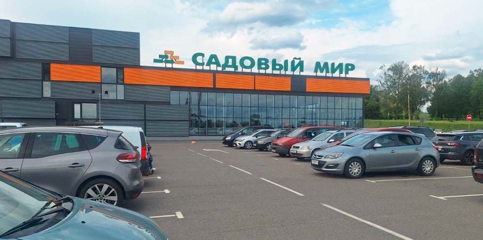 В Гродно на парковке ТЦ ребенок выбежал на дорогу из-за припаркованных автомобилей: избежать наезда не удалось