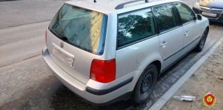 В Гродно из окна девятиэтажки в VW прилетела бутылка. Чтобы найти хулиганку, понадобились эксперты