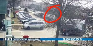 В Островце женщина шла по тротуару, когда ее сбил BMW. Автомобиль выезжал задним ходом