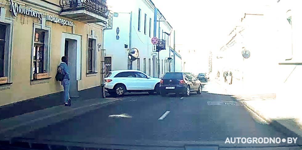 "Вот это реакция!" Водитель VW Golf мастерски избежал ДТП на улице Кирова в Гродно. Посмотрите видео