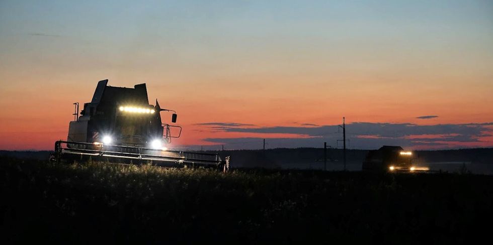 Осилит ли девушка управление комбайном массой 17 тонн? А ночью? Журналистка поучаствовала в ночной жатве