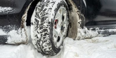 Хотел угнать автомобиль, но застрял в сугробе – таков финал прогулки 23-летнего парня