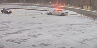 Водитель устроил дрифт по свежему снегу. Но неожиданно появились сотрудники ГАИ