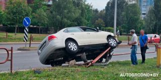 VW Polo повис на заборе в Гродно. Спросили у водителя, в чем дело