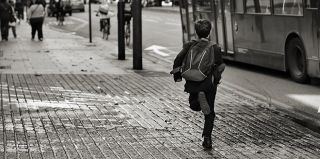 Водитель не впустил в автобус опоздавшую женщину с детьми. А должен был?