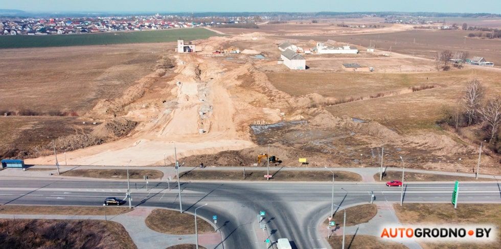 На пути новой дороги от Дзержинского до Лапенок приходится сносить частные домики